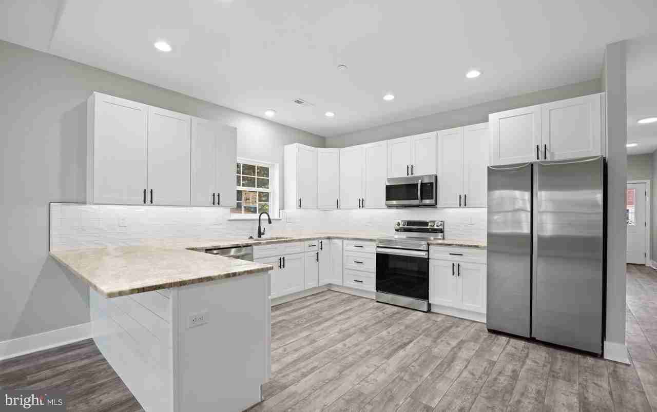 29345 Greenfield Ave - Photo 5 of 50