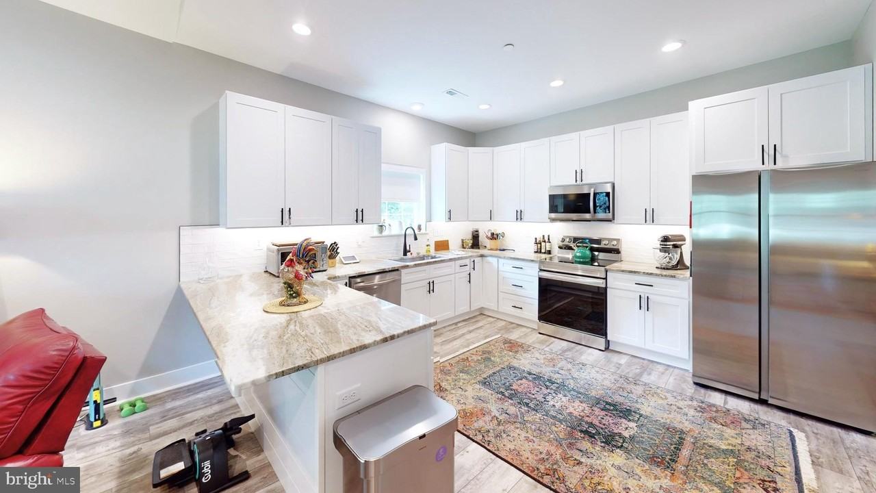 29345 Greenfield Ave - Photo 6 of 50