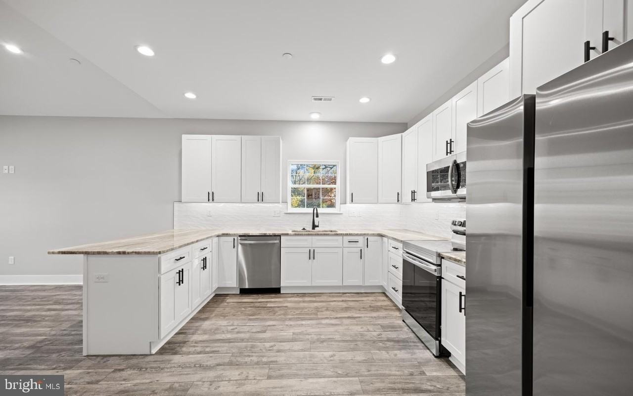 29345 Greenfield Ave - Photo 7 of 50