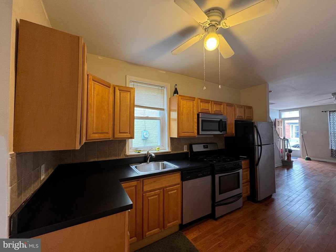 102 Daly St - Photo 7 of 29