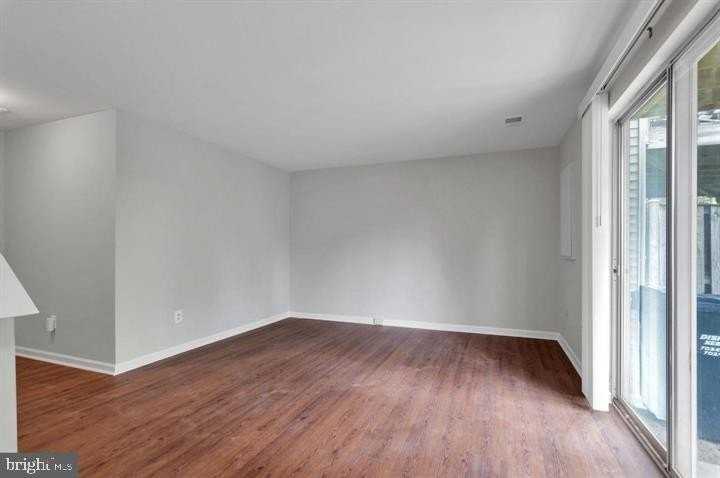 1947 Winslow Ct - Photo 5 of 17