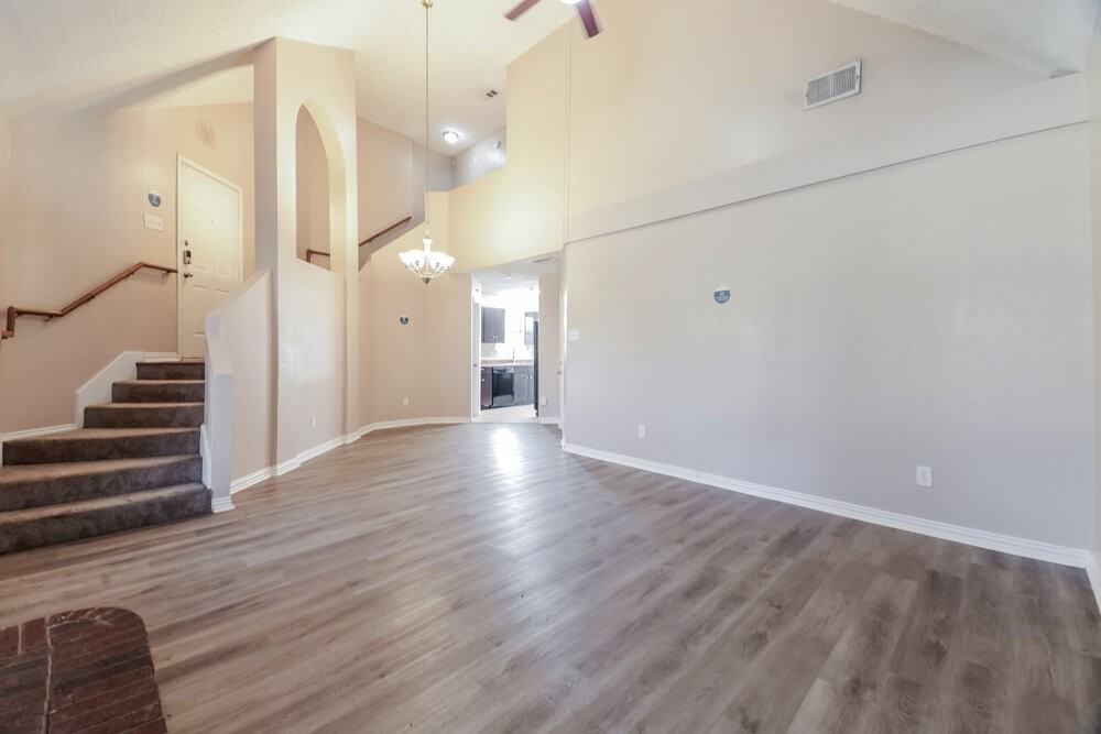 618 Bandera St - Photo 6 of 17