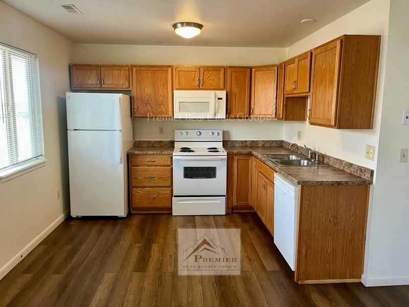 1015 Western Drive - Photo 3 of 7