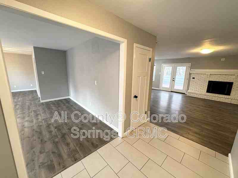 460 Wintery Circle North - Photo 3 of 50