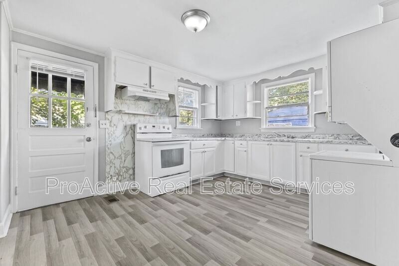 1217 Hull St - Photo 6 of 15