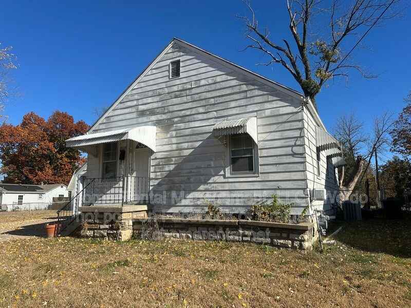 2115 N 40th St - Photo 3 of 32