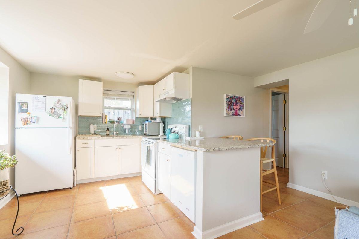 223 S Fletcher Ave - Photo 3 of 18