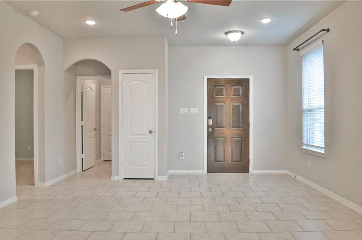 31619 Heguy Pass - Photo 3 of 10