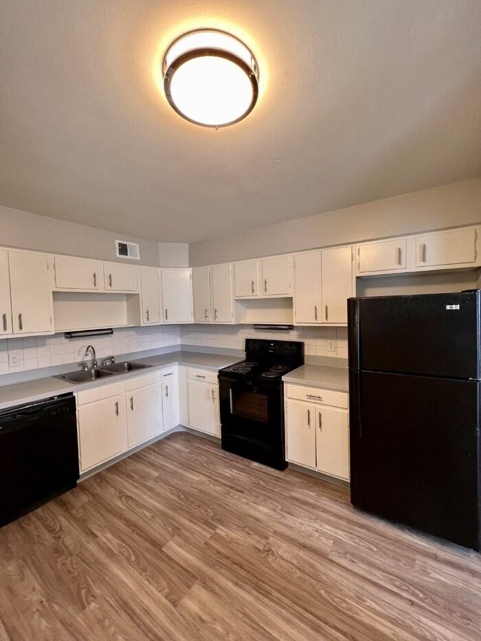 3039 East 47th Street #F - Photo 5 of 12