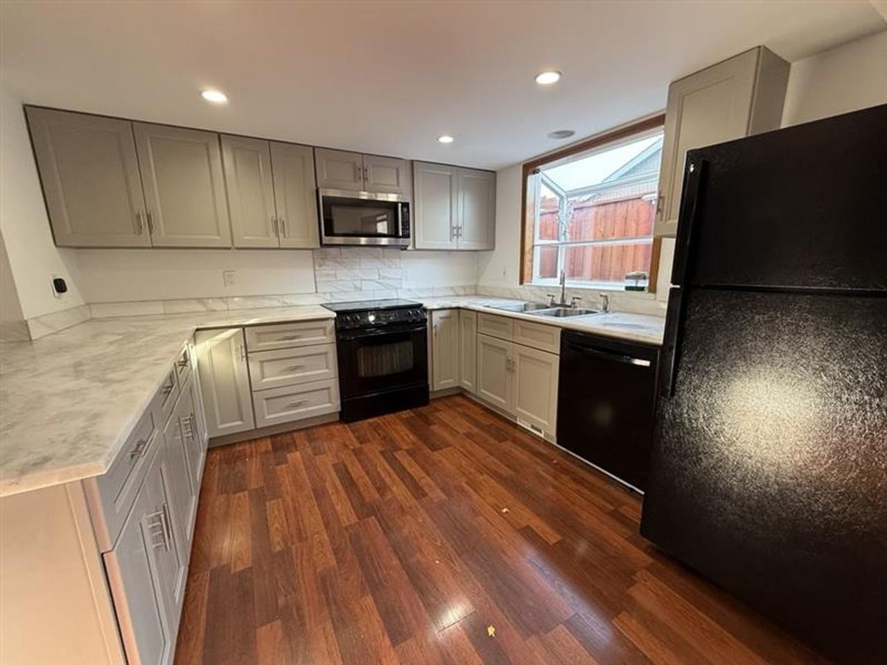 1943 Se 73rd Ave - Photo 4 of 16