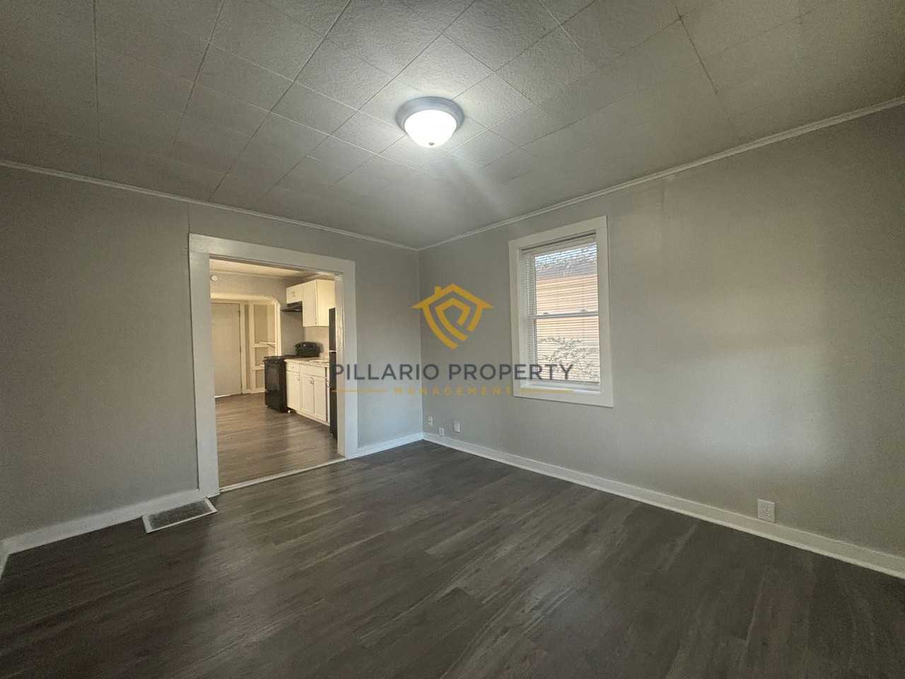 555 S Harris Ave - Photo 2 of 11