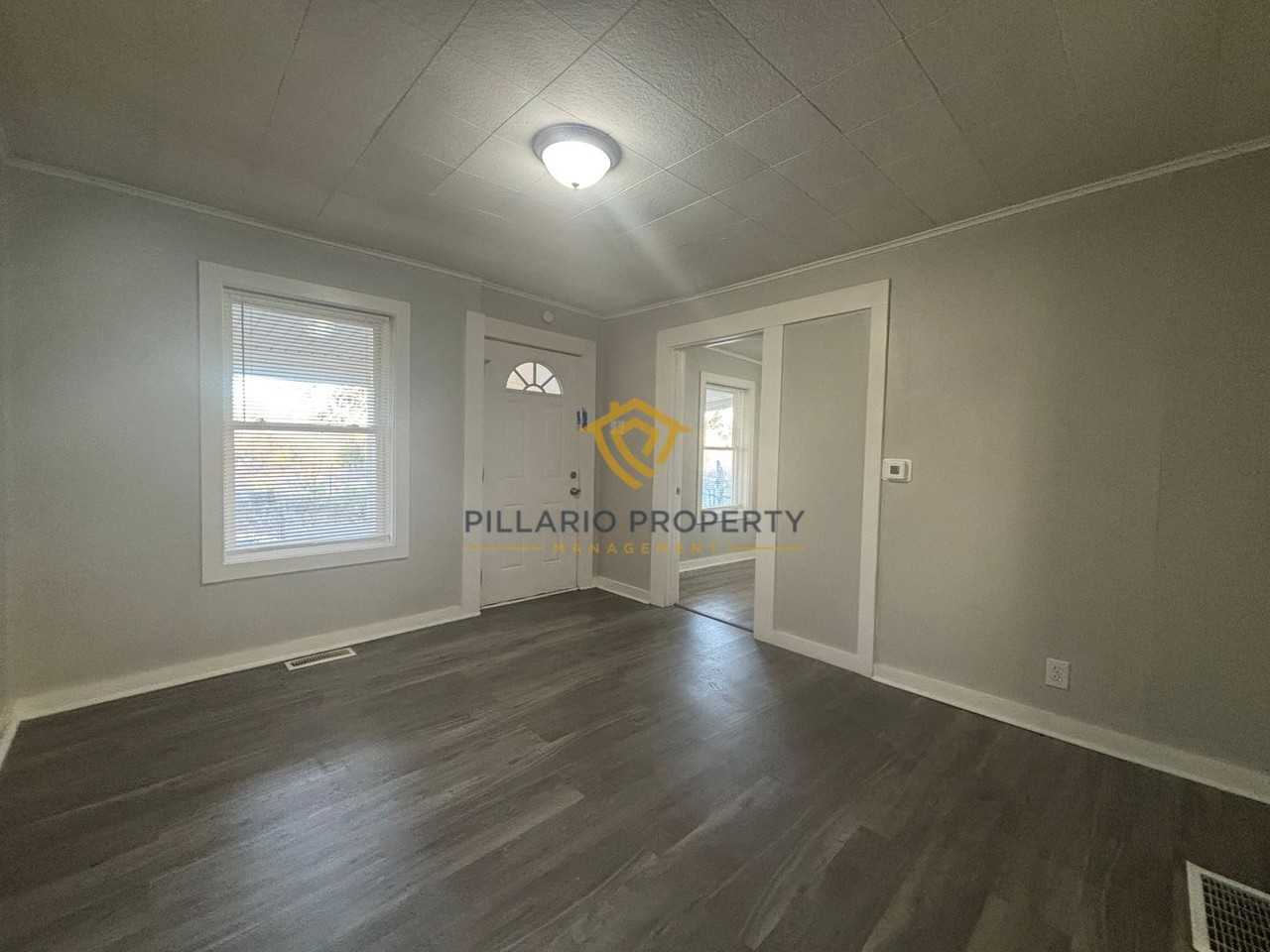 555 S Harris Ave - Photo 3 of 11