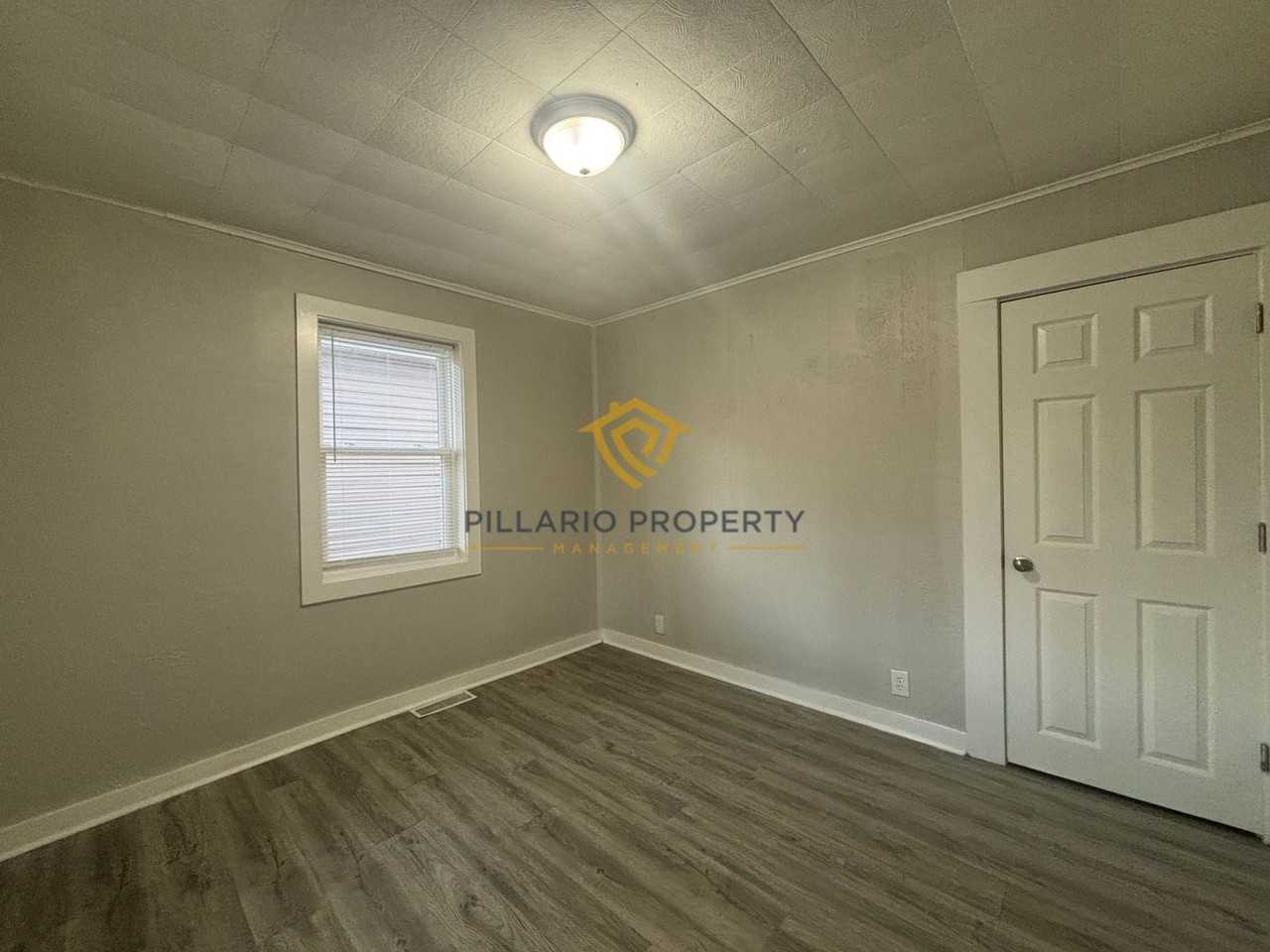 555 S Harris Ave - Photo 4 of 11