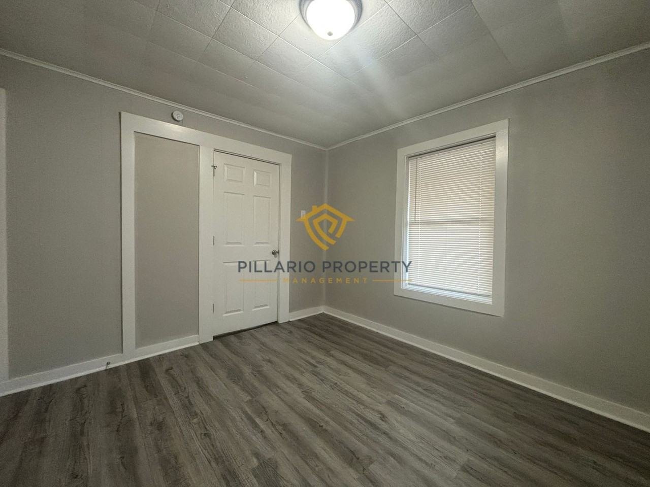 555 S Harris Ave - Photo 5 of 11