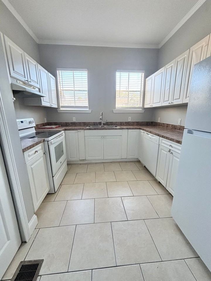 311 West 6th Street - Photo 6 of 10