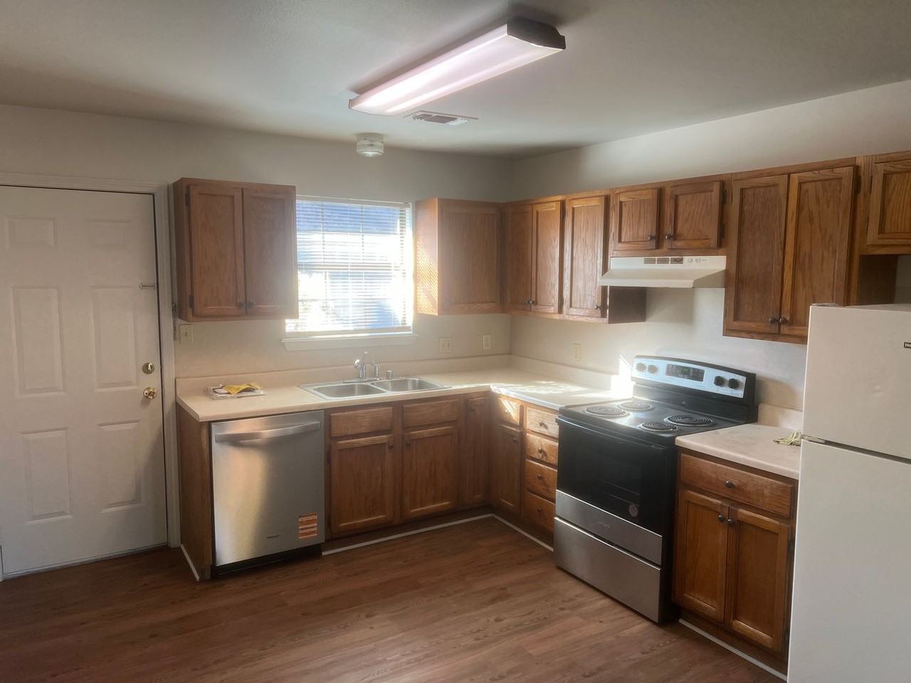 350 350 South Davis A-B #B - Photo 4 of 9