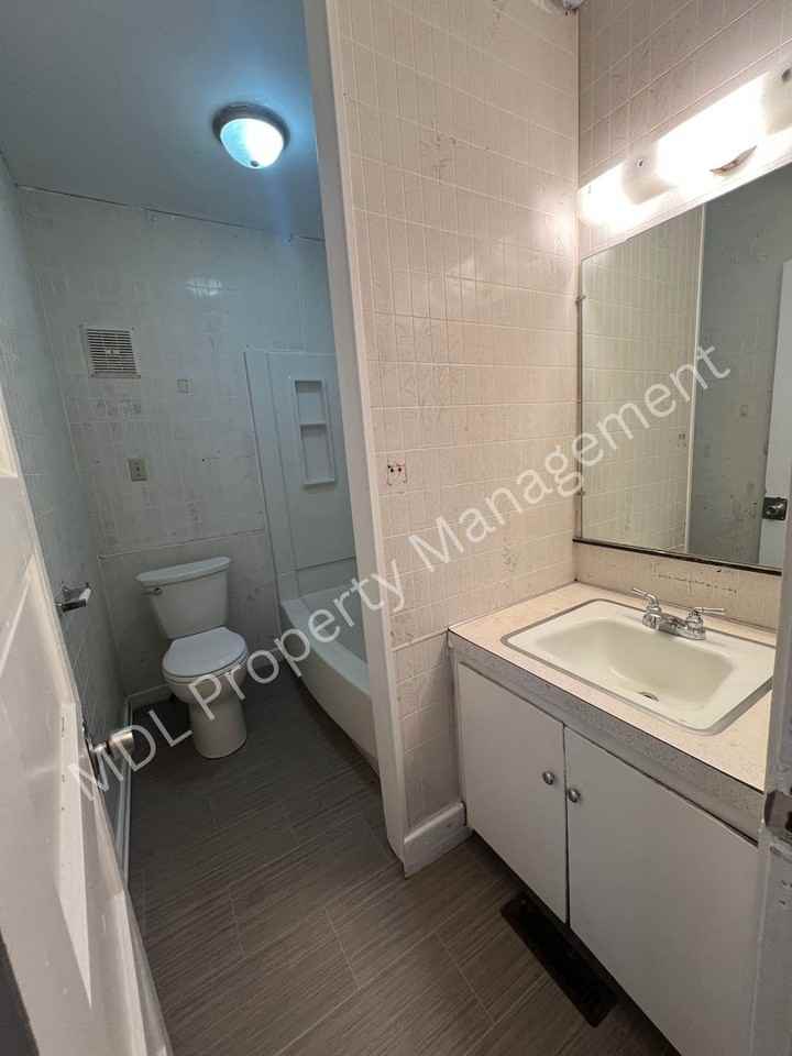 1506 Barnard Street - Photo 4 of 12