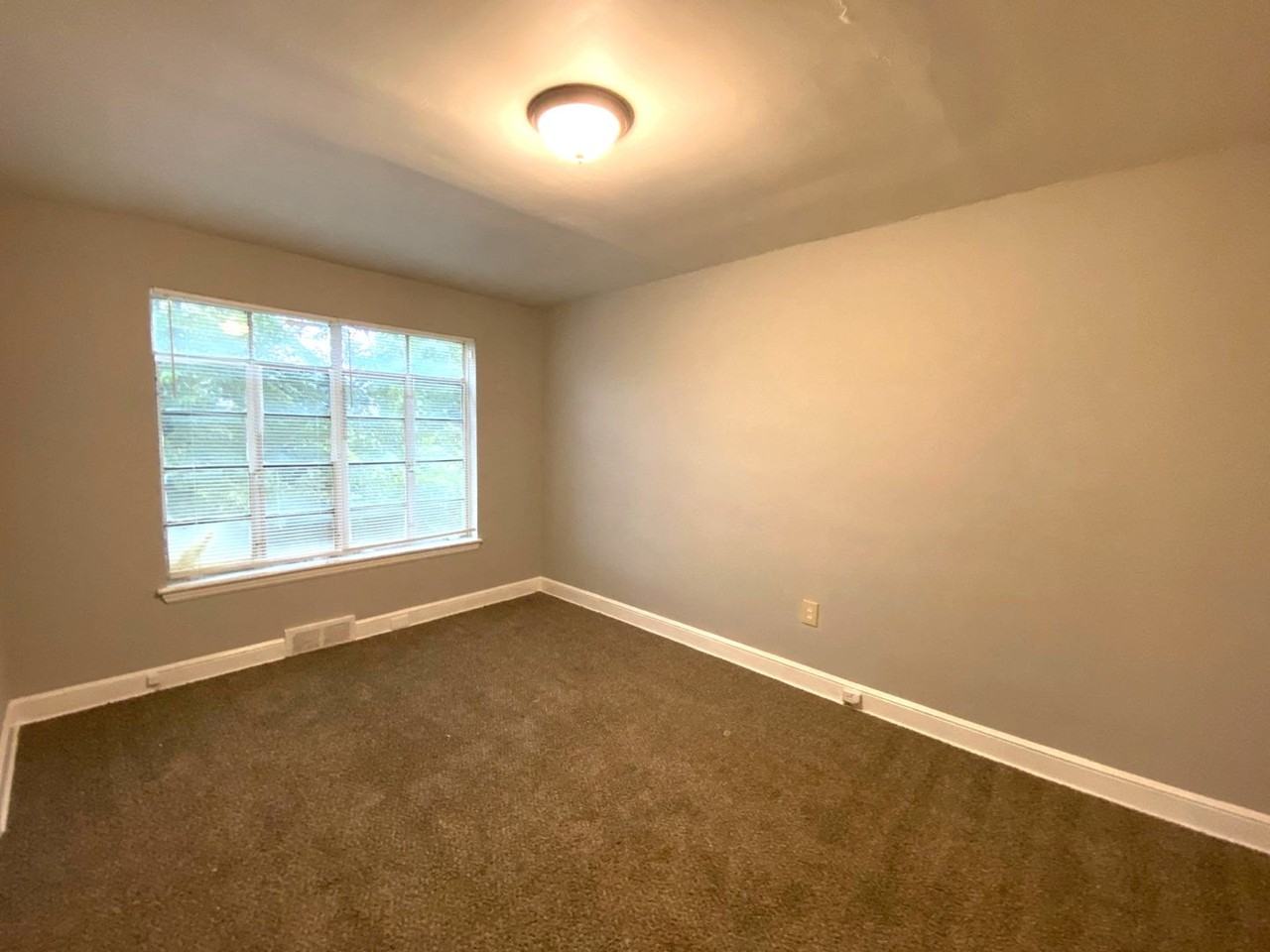 1032 N Evergreen St - Photo 6 of 12