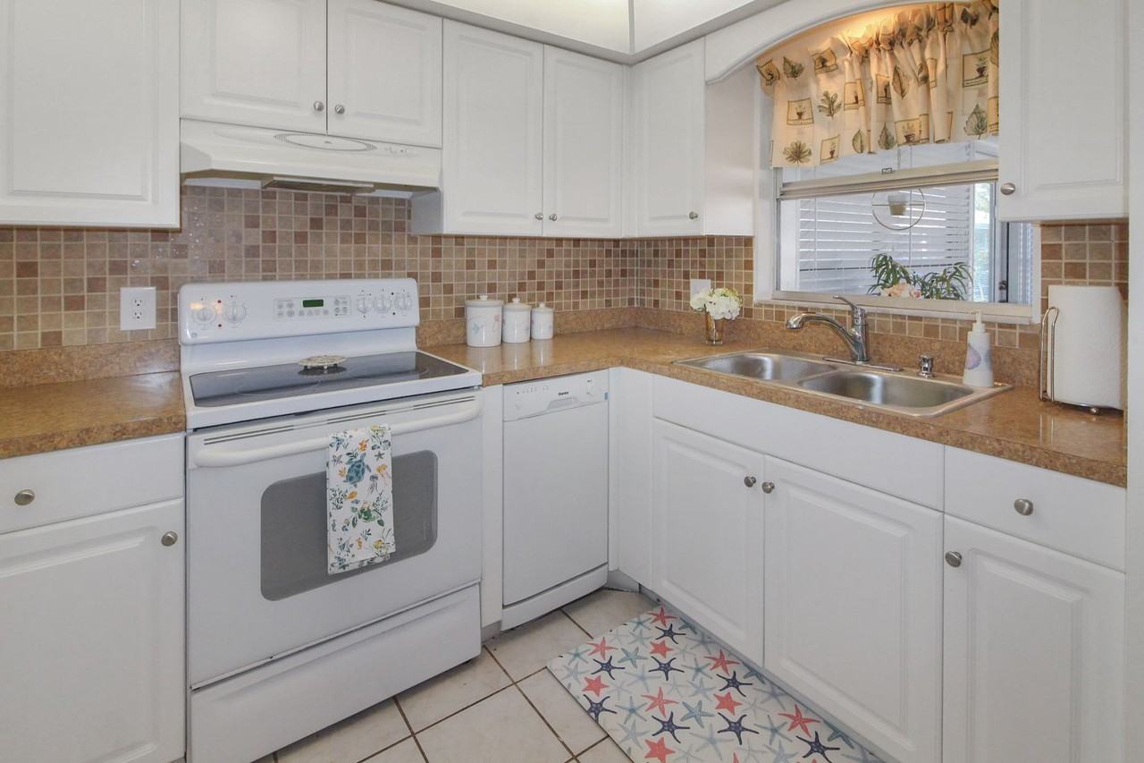 109 109 E Field Ave - Beach Manor Villas - Photo 6 of 16