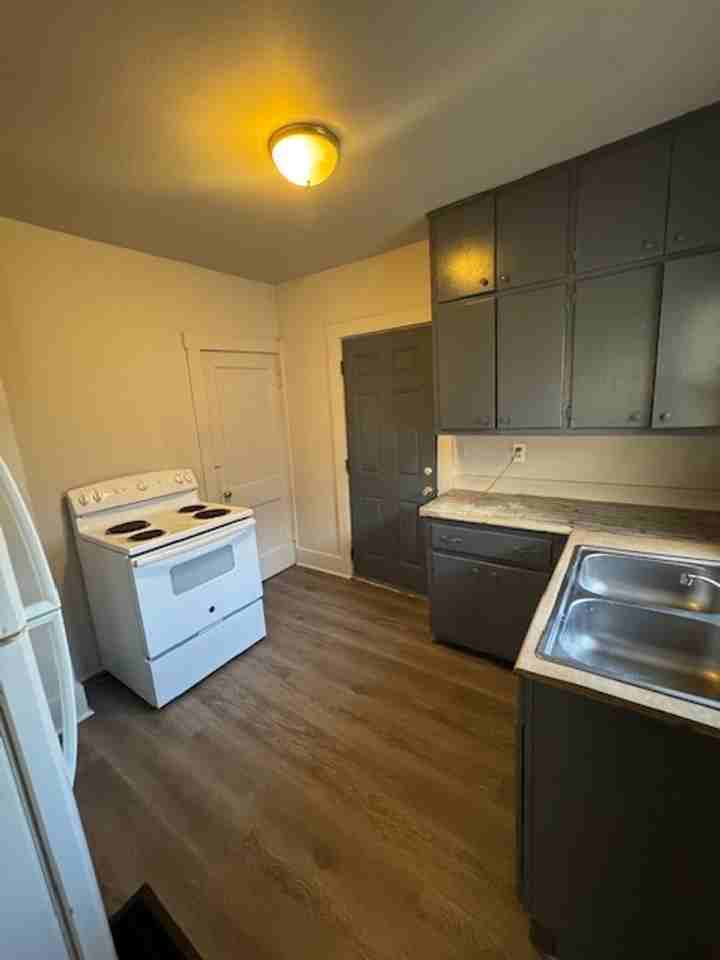 1410 W 4th St - Photo 3 of 6