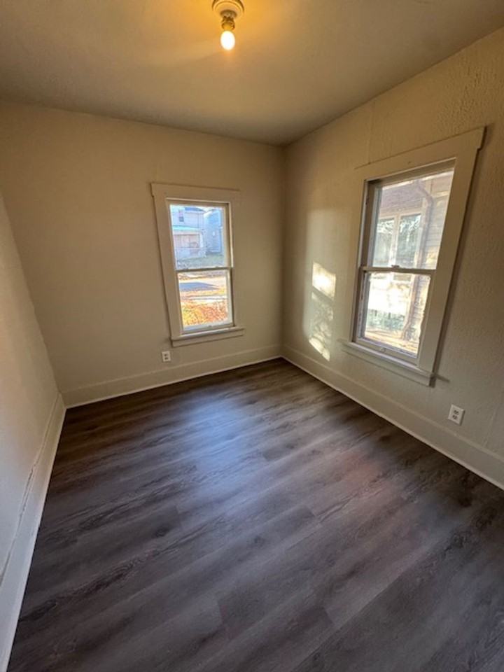 1410 W 4th St - Photo 4 of 6