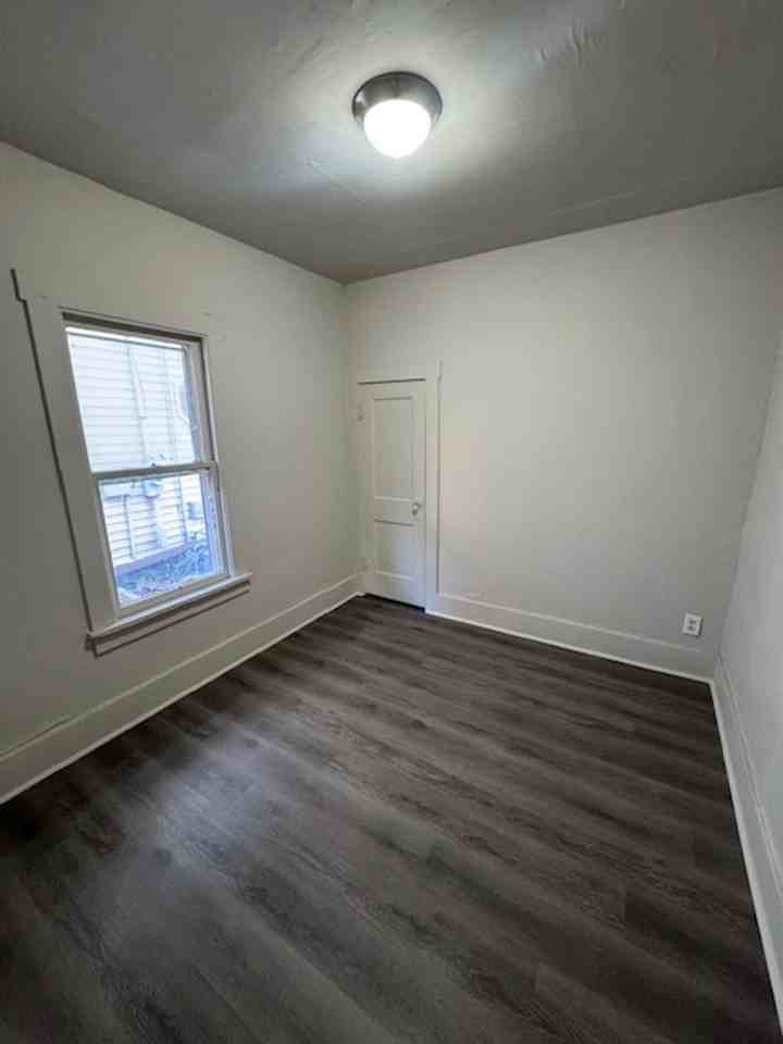 1410 W 4th St - Photo 5 of 6