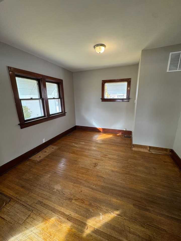 1211 Bell Ave - Photo 2 of 9