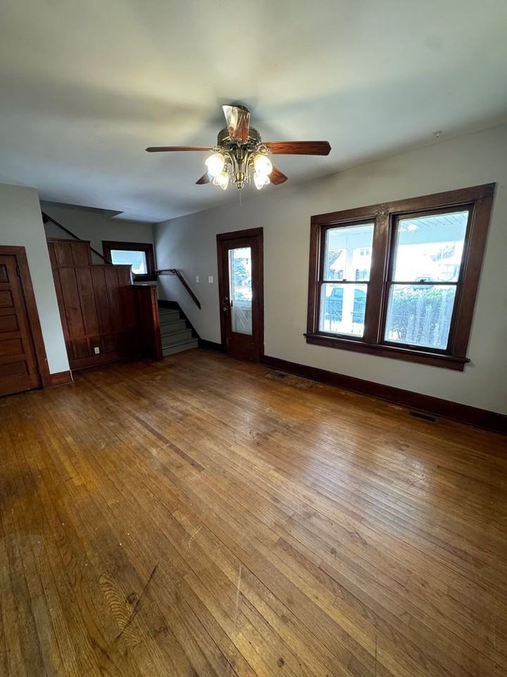 1211 Bell Ave - Photo 3 of 9