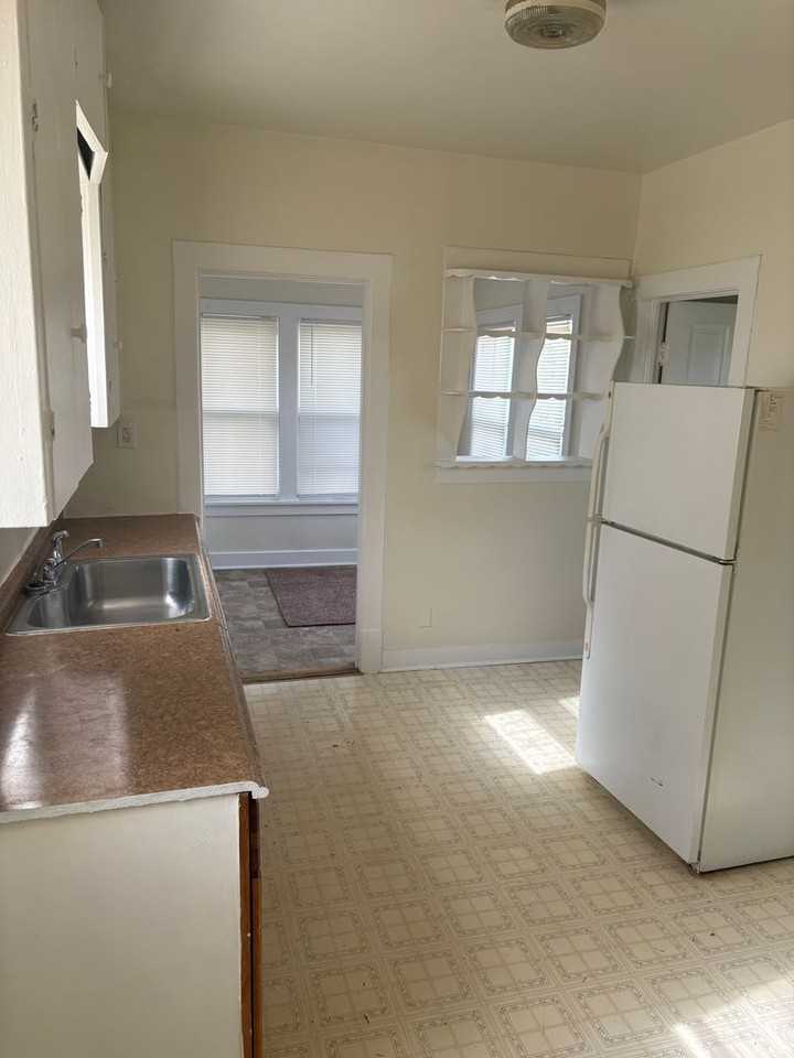 2034 Lawn Ave - Photo 4 of 8