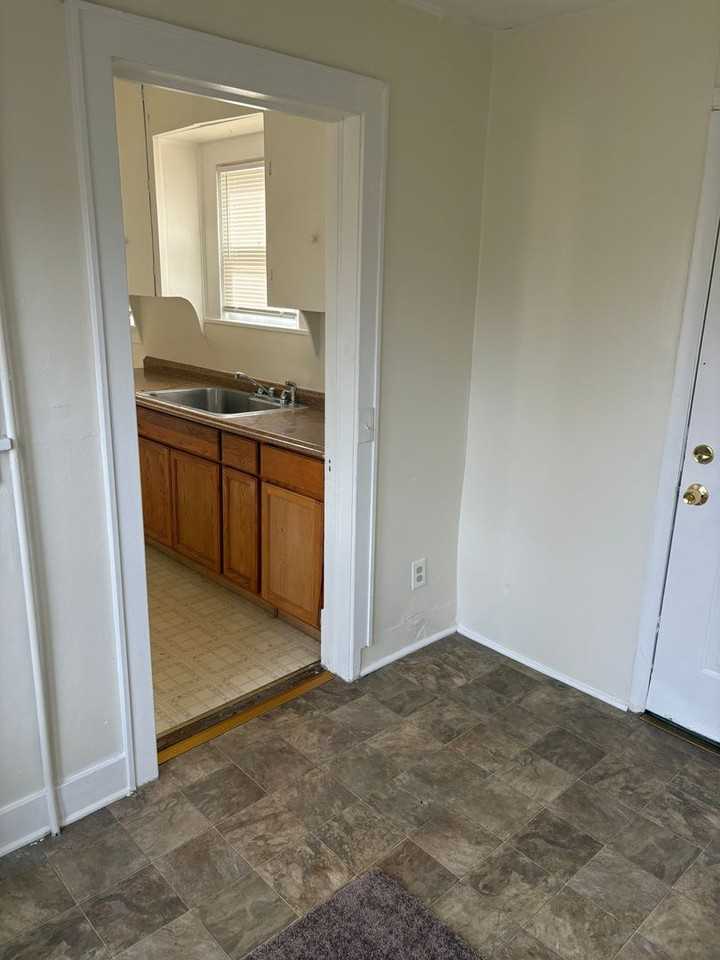 2034 Lawn Ave - Photo 5 of 8