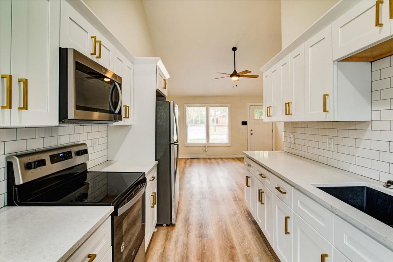 210 Bryan St - Photo 6 of 26