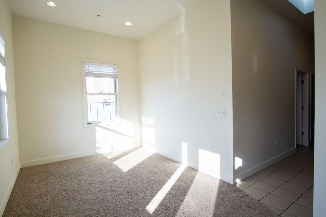 2007 Ne Broadway St #11 - Photo 5 of 17