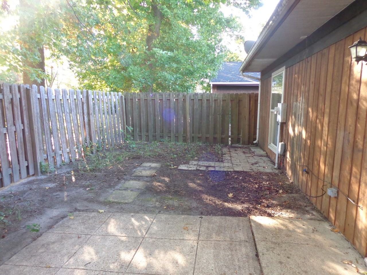 1409 E Tanners Creek Dr - Photo 3 of 20
