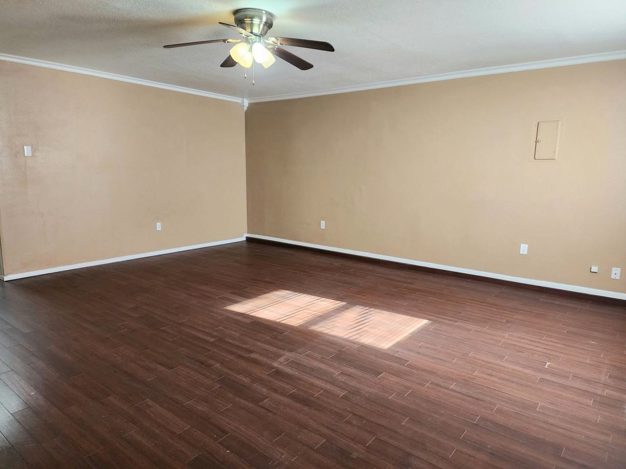 504 S Avenue B - Photo 2 of 19