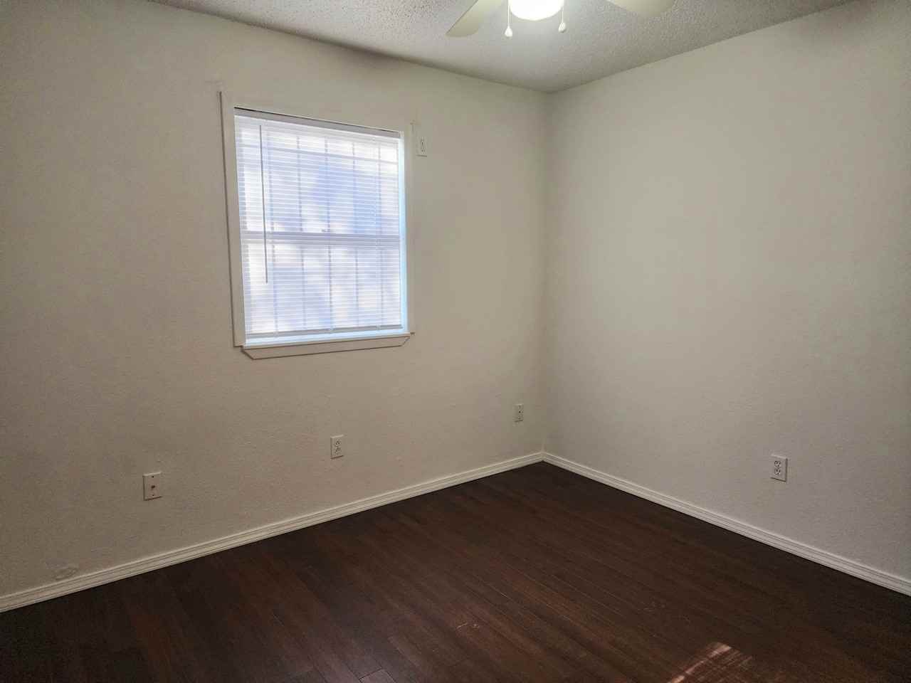 504 S Avenue B - Photo 7 of 19