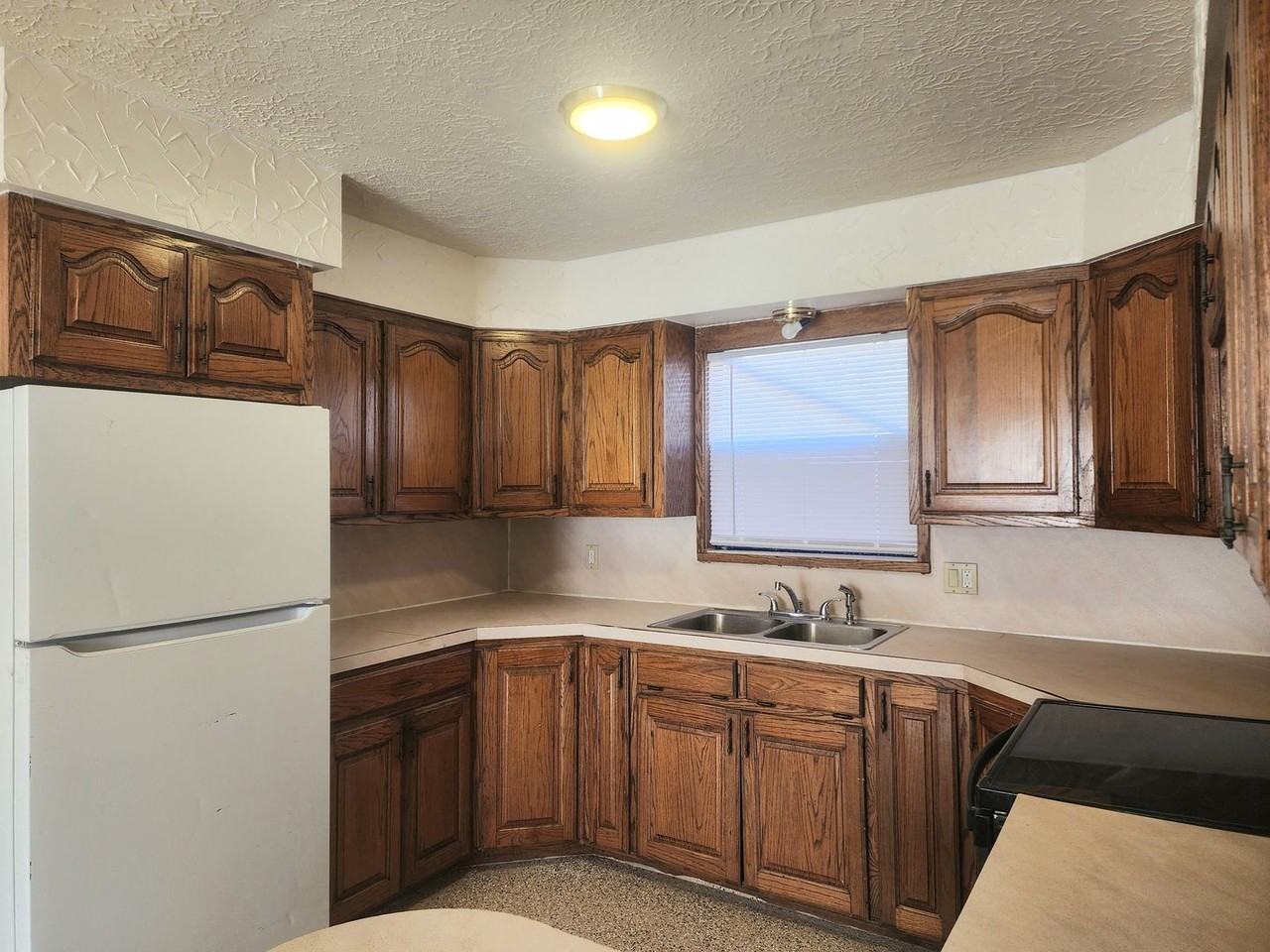 819 1/2 S Avenue A - Photo 5 of 16