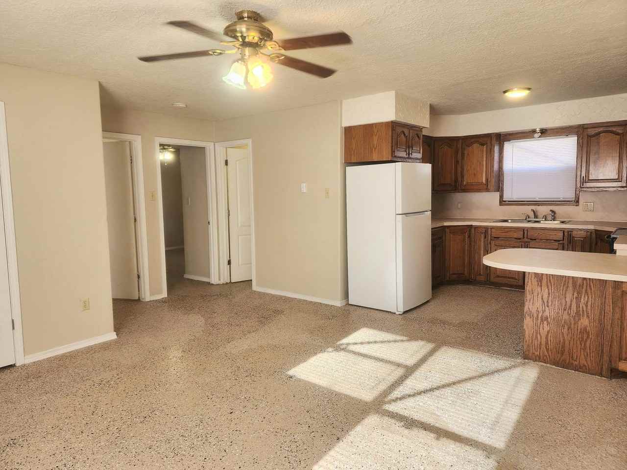 819 1/2 S Avenue A - Photo 7 of 16