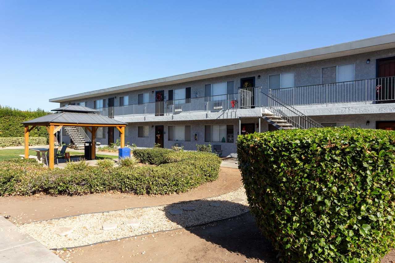 1386 Oakdale Ave - Photo 3 of 14