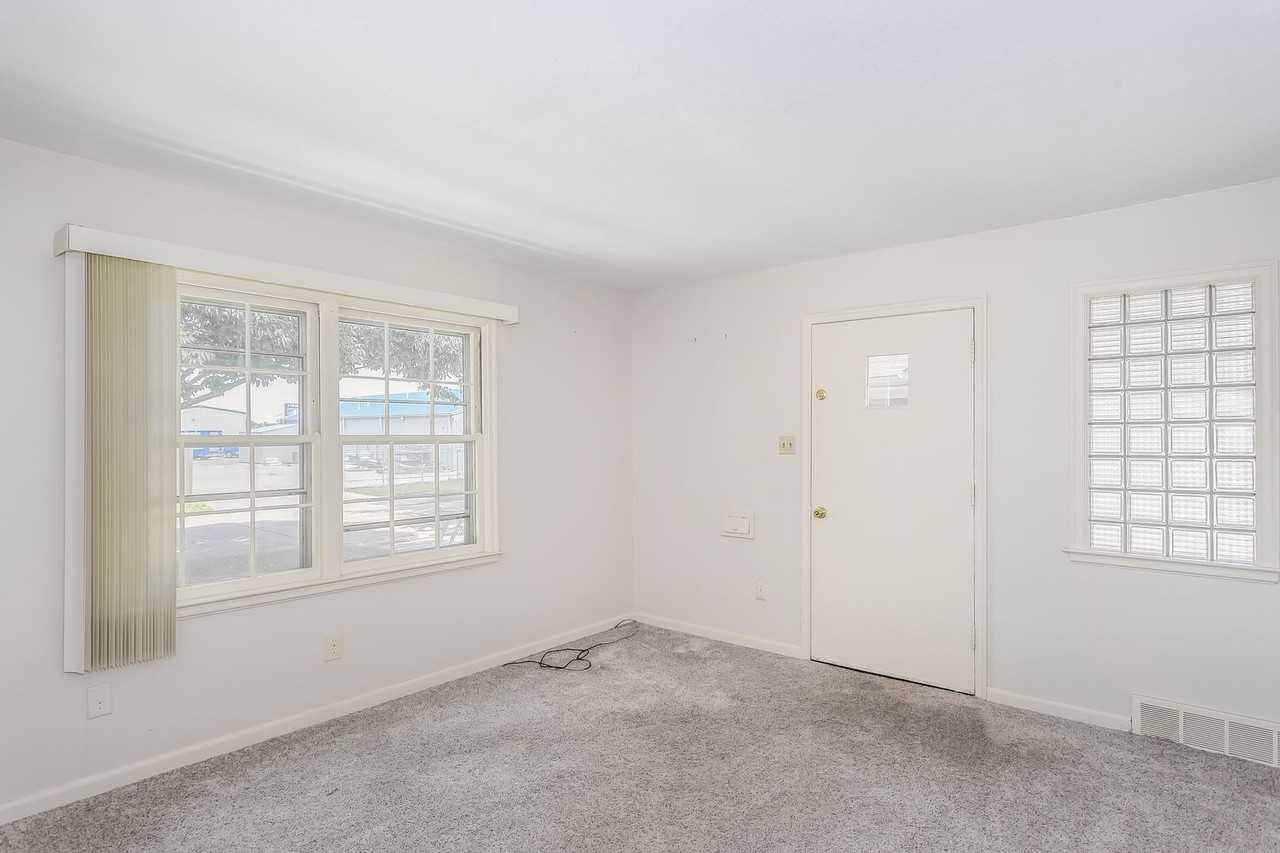 516 S Erie St - Photo 4 of 21