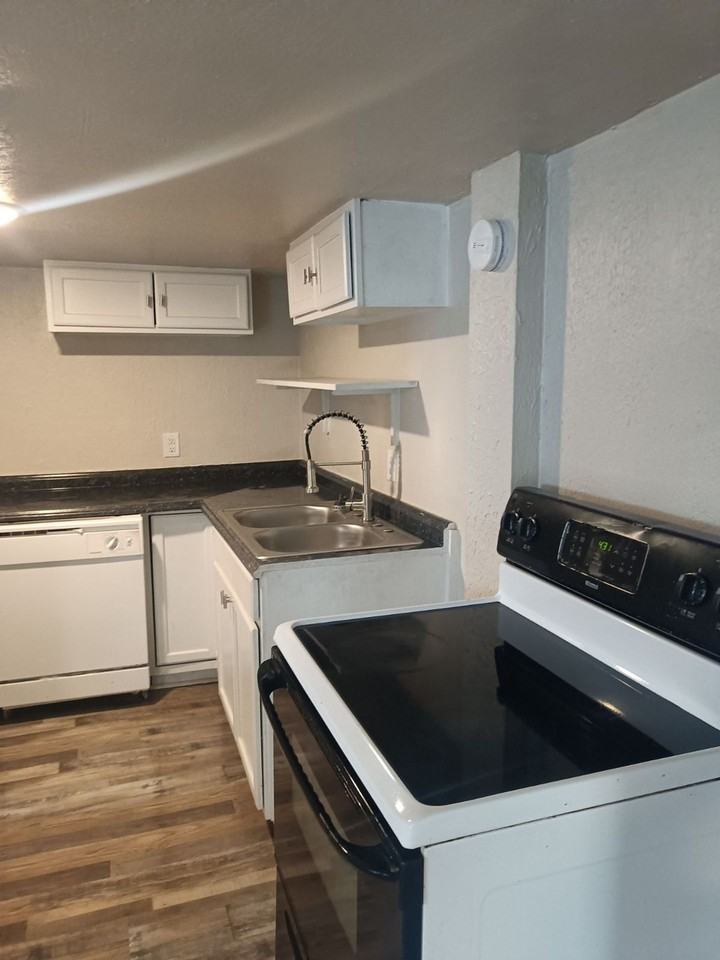 4517 1/2 S Shields Blvd Lowr - Photo 7 of 26