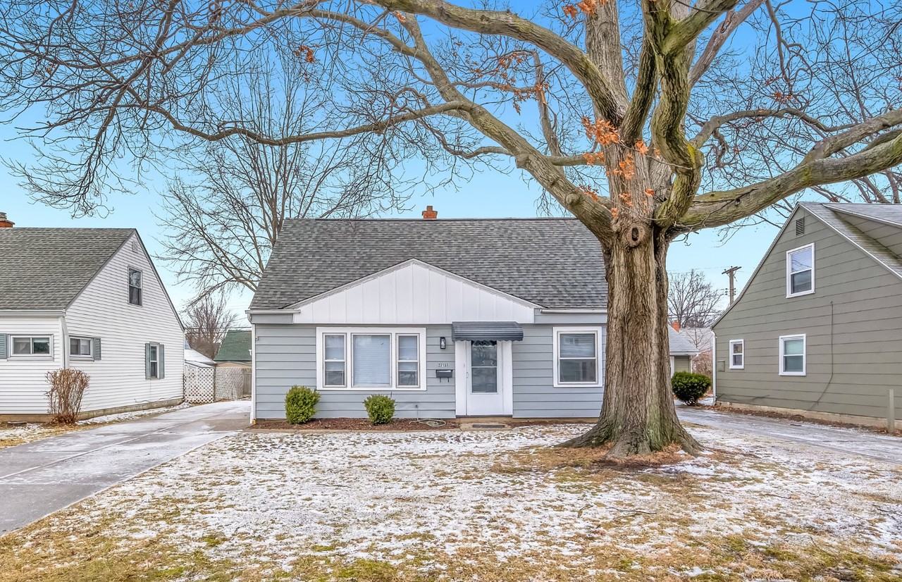 27151 Farringdon Ave - Photo 2 of 15