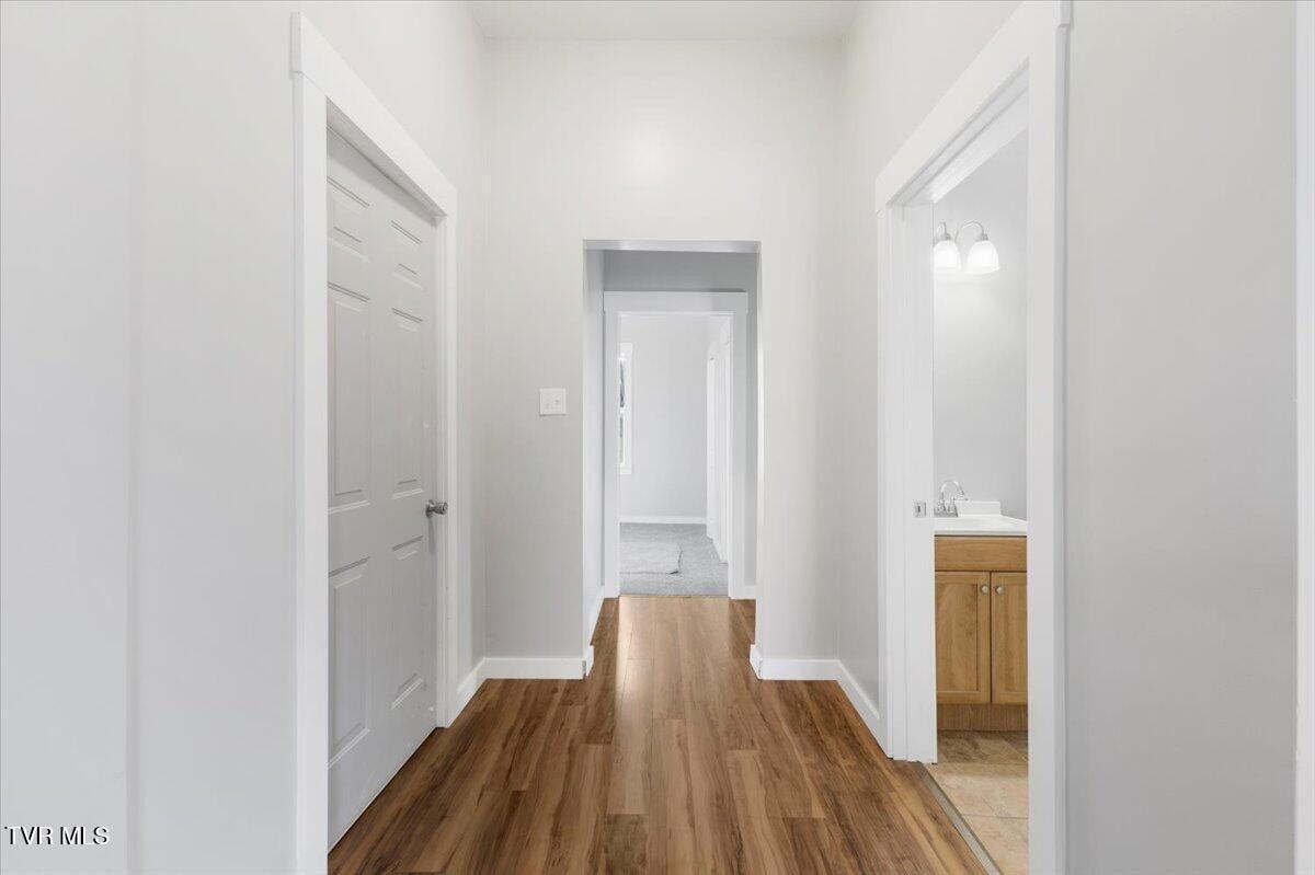 411 S Hill St - Photo 6 of 20