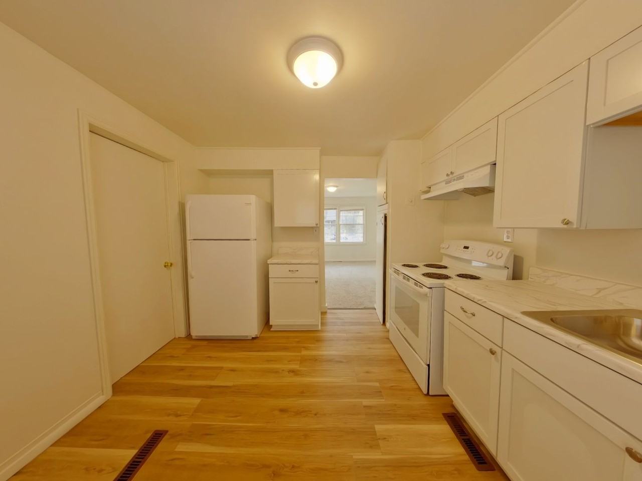 1053 S Christine St - Photo 4 of 21