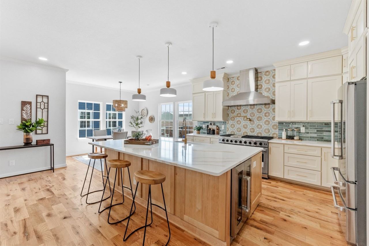 9542 17th Bay St - Photo 3 of 47