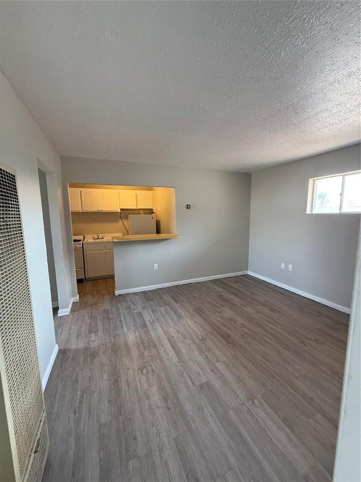 1020 S Rock Island Ave - Photo 2 of 10