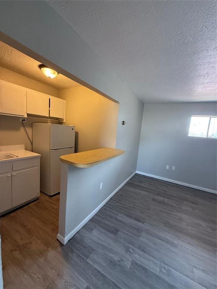 1020 S Rock Island Ave - Photo 3 of 10