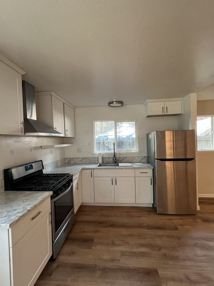 3342 Treehaven Dr #B - Photo 3 of 18