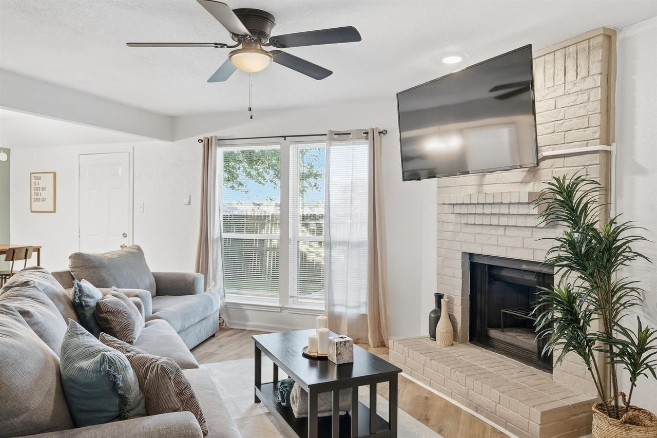 2162 E Arkansas Ln #2162 - Photo 2 of 35