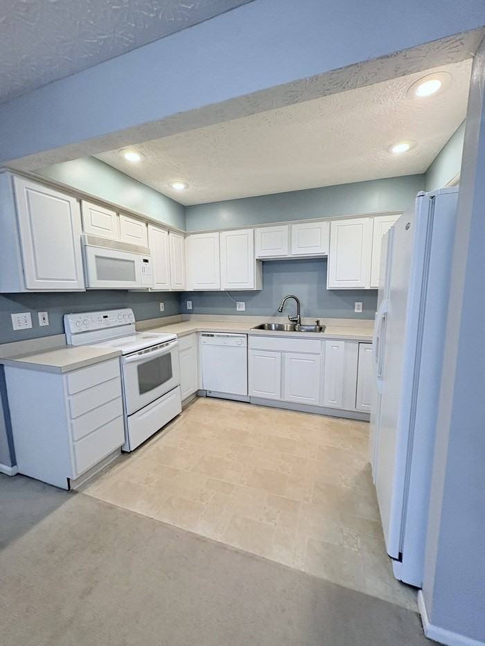 6215 Hampton Green Pl - Photo 4 of 17