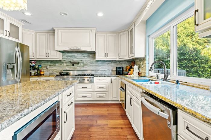 16336 Elmont Ave - Photo 2 of 41